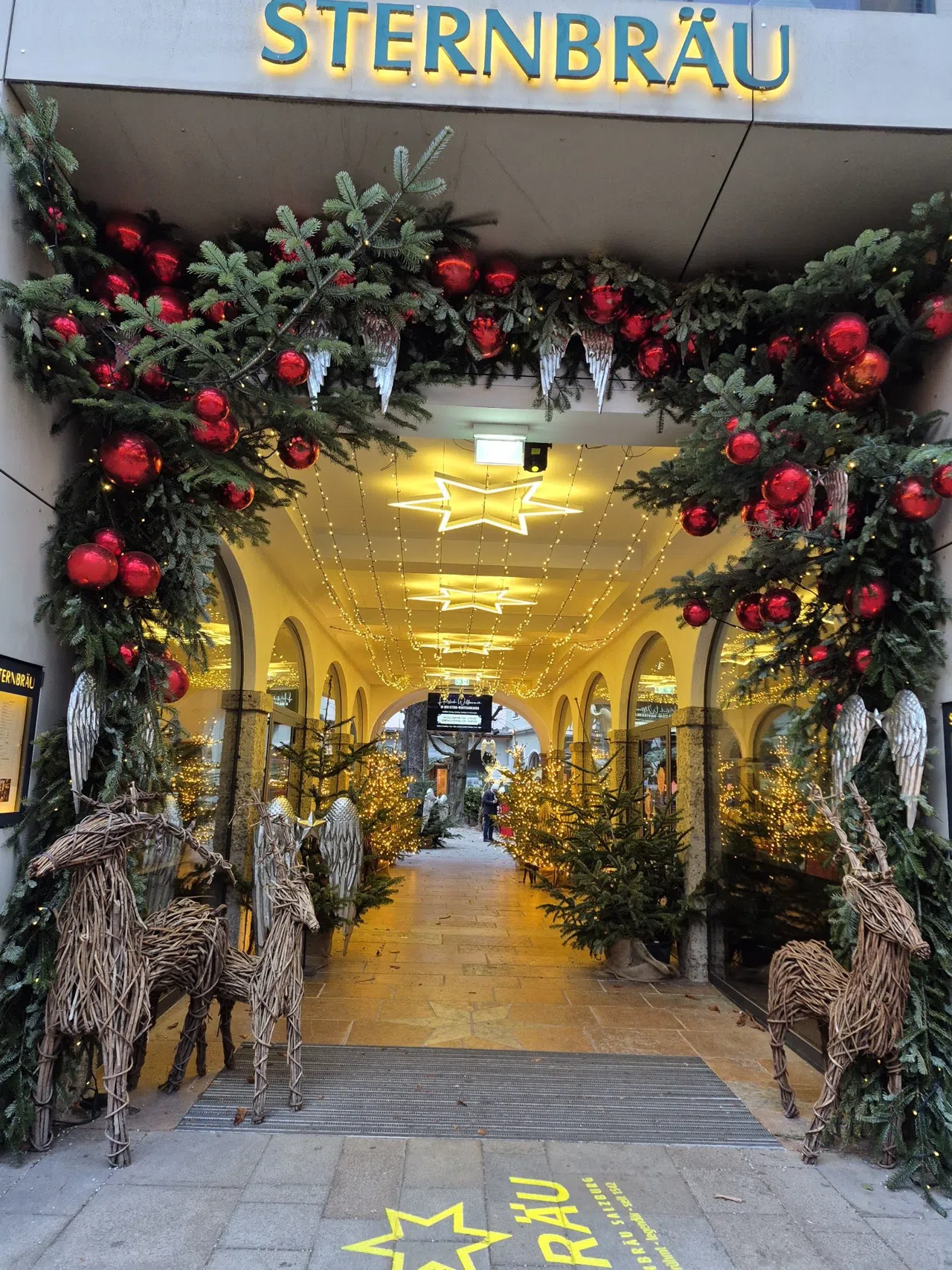 Salzburgs Christkindlmarkt efter att dagsturisterna har åkt hem