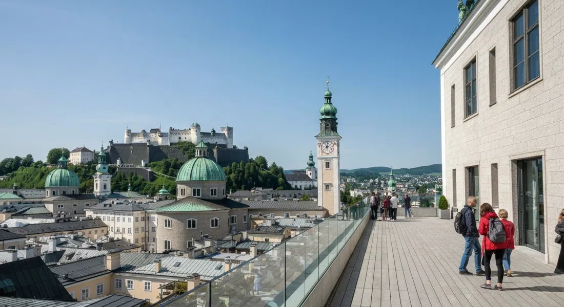 la terraza del Museum der Moderne Mönchsberg y el m32 con vistas a Salzburgo, la fortaleza y los tejados extendidos bajo la luz clara del día
